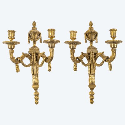 Paar Wandleuchter aus ziselierter und vergoldeter Bronze im Stil Louis XVI, hergestellt um 1820-1830