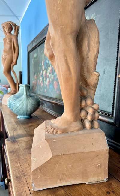 Ein Paar große Terrakotta-Statuen