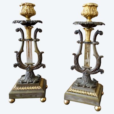 Coppia di candelieri a forma di lira in bronzo cesellato, patinato e dorato d’epoca. Restauro
