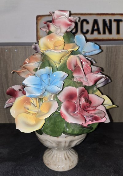 CAPODIMONTE : CENTRE DE TABLE EN BARBOTINE