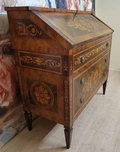 KOMMODE IM LOUIS-XV-STIL MIT KLAPPDECKEL, AUS EDELHOLZ