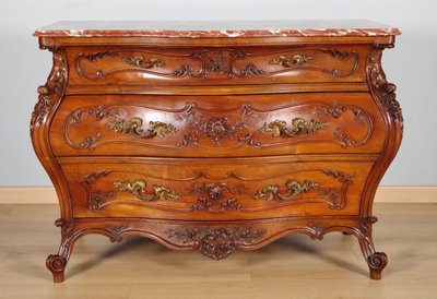 Kommode im Stil Louis XV aus geschnitztem Nussbaumholz, um 1900