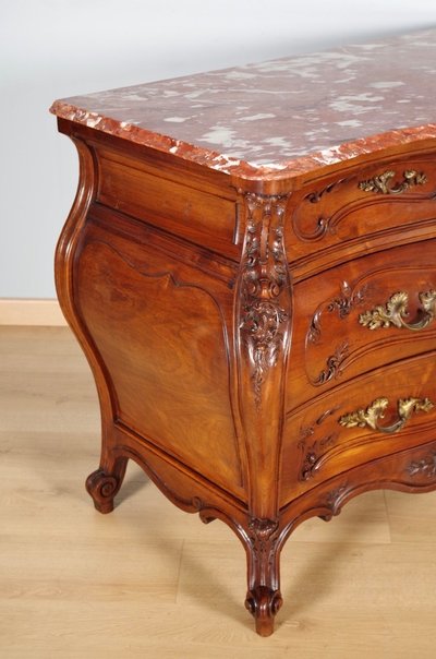 Kommode im Stil Louis XV aus geschnitztem Nussbaumholz, um 1900