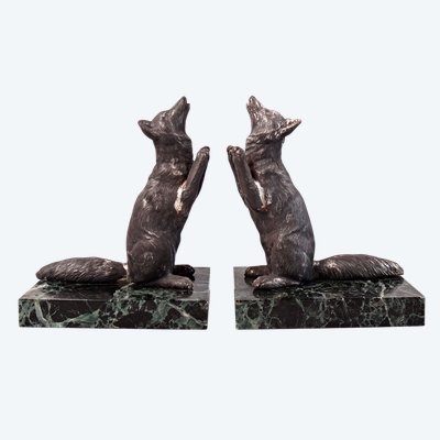 Coppia di fermalibri Art Déco con volpi, lega di zinco su marmo verde, inizio XX secolo.