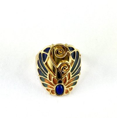 Ring im Jugendstil mit Lapislazuli und polychromer Cloisonné-Emaille auf Gelbgold