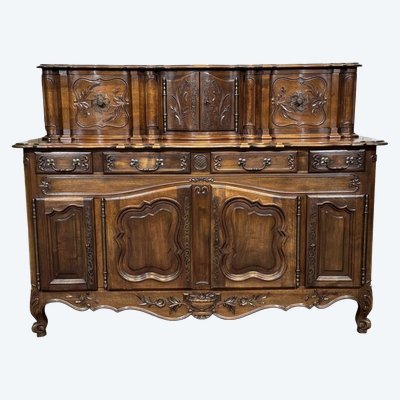 Credenza provenzale in stile Luigi XV con ante scorrevoli in noce, realizzata negli anni '50.