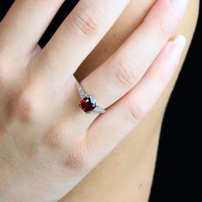 Antiker Ring mit rotem Spinell, Diamanten und Platin