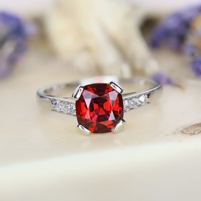 Antiker Ring mit rotem Spinell, Diamanten und Platin