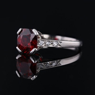 Antiker Ring mit rotem Spinell, Diamanten und Platin