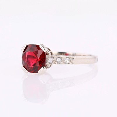 Antiker Ring mit rotem Spinell, Diamanten und Platin