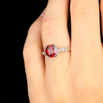 Antiker Ring mit rotem Spinell, Diamanten und Platin