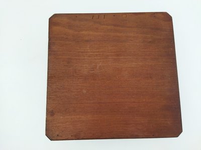 Holzkiste mit Intarsien und roter Polsterung „Stadtratten“