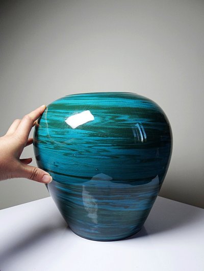 Grande vaso in ceramica a terre miste, smalto verde malachite, anni ’50-’70