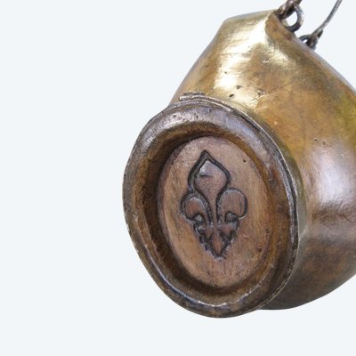Botticella del XVIII secolo con gigli. 