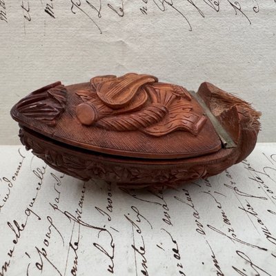 Schnupftabakdose aus Corozo, Ende des 18. bis Anfang des 19. Jahrhunderts, mit Musik- und Blumenmotiven verziert