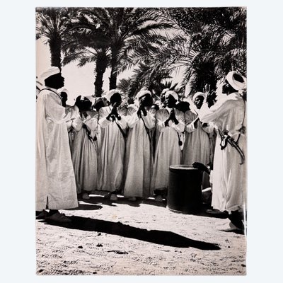 Foto in bianco e nero del 1960 che ritrae un gruppo di persone orientali
