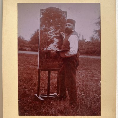 Foto su carta albumina incollata su cartoncino raffigurante un pittore dilettante del XIX secolo