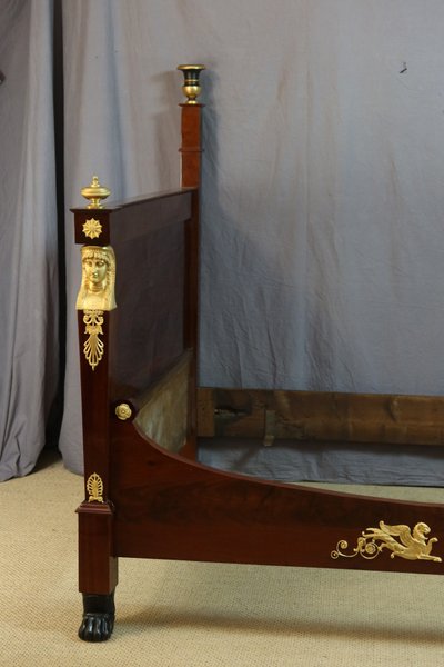 Bett im Empire-Stil 