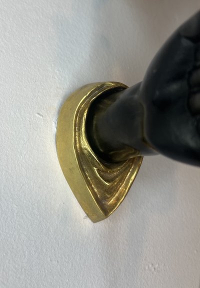 Wandleuchte „Hand eines Nubiers“ von John Devoluy