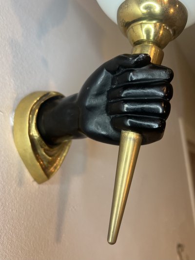 Wandleuchte „Hand eines Nubiers“ von John Devoluy