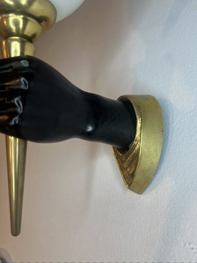 Wandleuchte „Hand eines Nubiers“ von John Devoluy