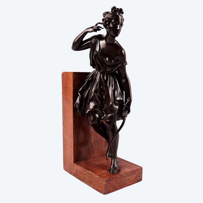 Diane la cacciatrice, scultura in bronzo su piedistallo in legno, fine XIX secolo