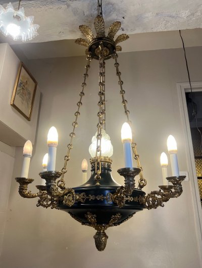 Großer Kronleuchter im Empire-Stil