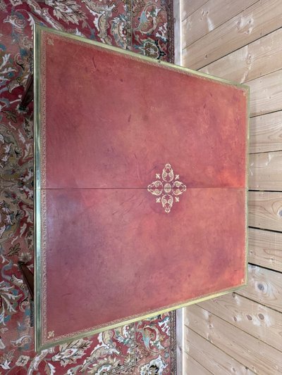 Table extensible style Louis XVI – Plateau cuir doré au petit fer – Bronze doré