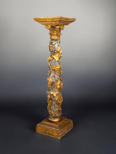 LARGE CARVED WOODEN SEAT, GILDED AND POLYCHROME, DECORATED WITH VINE VINES