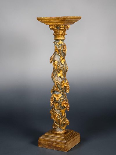 LARGE CARVED WOODEN SEAT, GILDED AND POLYCHROME, DECORATED WITH VINE VINES