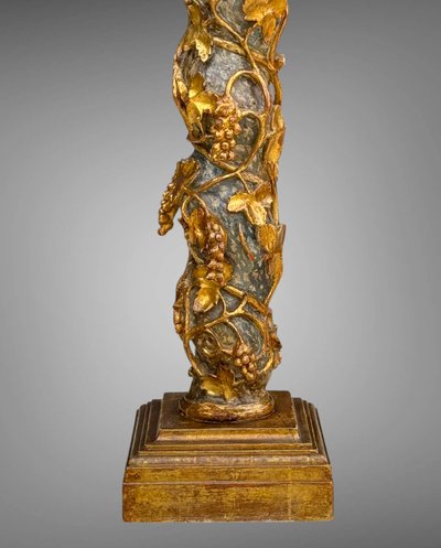 LARGE CARVED WOODEN SEAT, GILDED AND POLYCHROME, DECORATED WITH VINE VINES