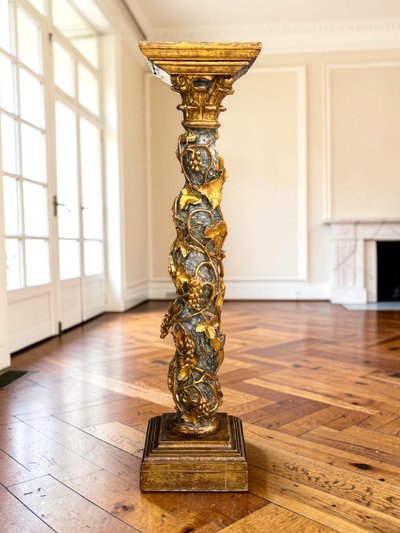 LARGE CARVED WOODEN SEAT, GILDED AND POLYCHROME, DECORATED WITH VINE VINES