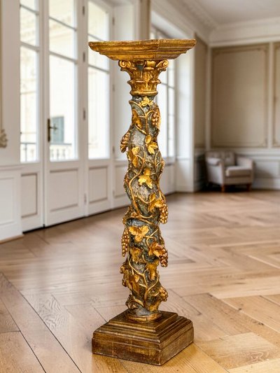 LARGE CARVED WOODEN SEAT, GILDED AND POLYCHROME, DECORATED WITH VINE VINES