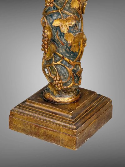 LARGE CARVED WOODEN SEAT, GILDED AND POLYCHROME, DECORATED WITH VINE VINES