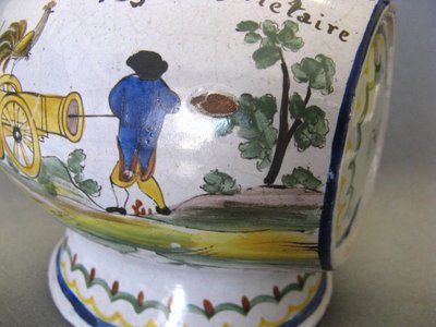 Borraccia con nome di famiglia in maiolica di Nevers, fine del XVIII secolo.