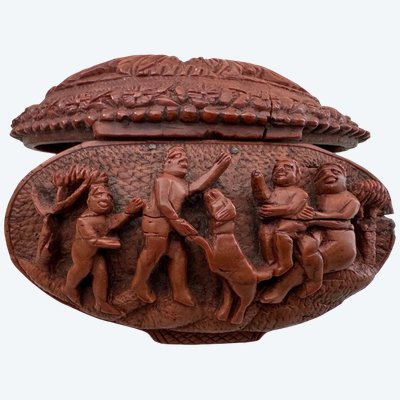 Corozo snuffbox from the early 19th century, with sailors sculpted in the round.