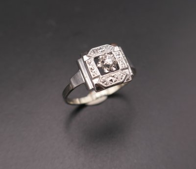 Bague diamant, monture en or 18 carats et platine.
