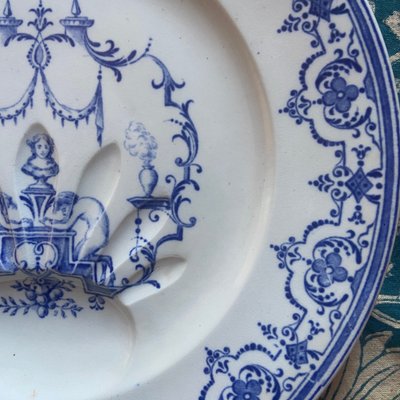 Assiette antique en majolique représentant des asperges, signée Jules Vieillard & Cie