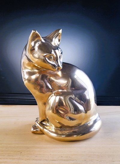 Sculpture de chat stylisé en métal doré – XXe siècle