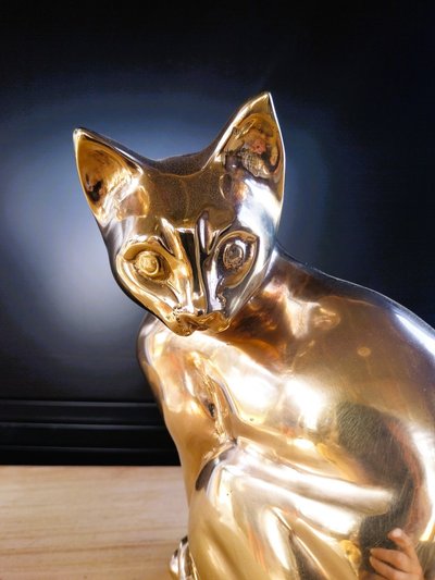 Sculpture de chat stylisé en métal doré – XXe siècle