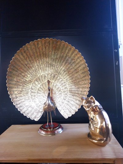 Sculpture de chat stylisé en métal doré – XXe siècle