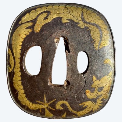 Tsuba kaku-maru-gata, verziert mit einem Drachen in Schriftrollen - Edo-Zeit (1603-1868).