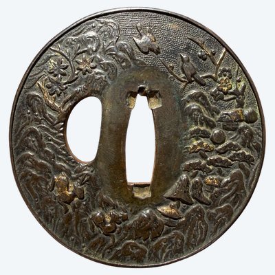 Tsuba Maru-Gata im Shakudo mit Berglandschaftsdekoration – Edo-Zeit (1603–1868)