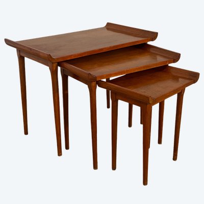 Suite de trois tables gigognes basse de forme japonisante en Acajou France 1950 