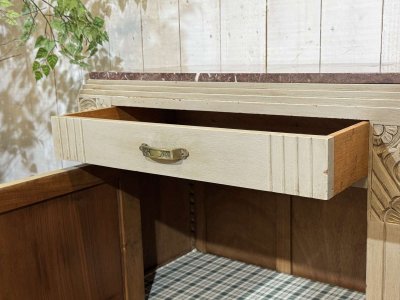 Credenza Art Déco in noce, rovere e piano in marmo.