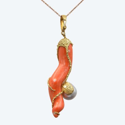 Andrea Ghelli Cornetto Pendant in 18-carat gold and coral diamonds with baroque pearls