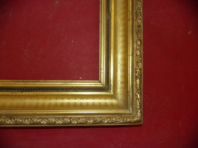 Cornice del XIX secolo in legno dorato.