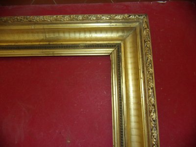 Cornice del XIX secolo in legno dorato.