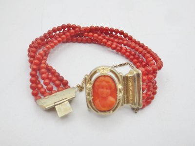 Bracciale in corallo e vermeil, XIX secolo.