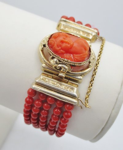 Bracciale in corallo e vermeil, XIX secolo.